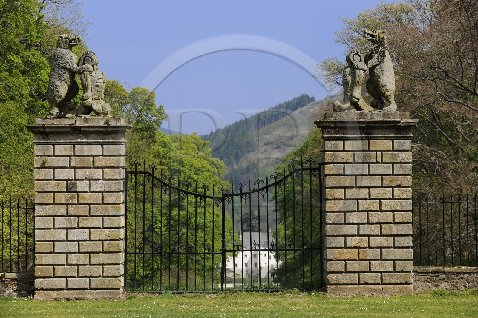 Royaume-Uni, Ecosse, région des Borders, vallée de la Tweed, le château de Traquair House, la grille principale est fermée depuis plus de trois siècles et elle le restera jusqu'au retour d'un Stuart à la couronne de Grande Bretagne