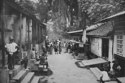Gabon, Province du Moyen-Ogooué, Lambaréné, Hopital Albert Schweitzer, une rue de l'hopital entre la Grande Pharmacie (policlinique) et la case Bouka (case des nouveaux opérés) (image d'archive)
