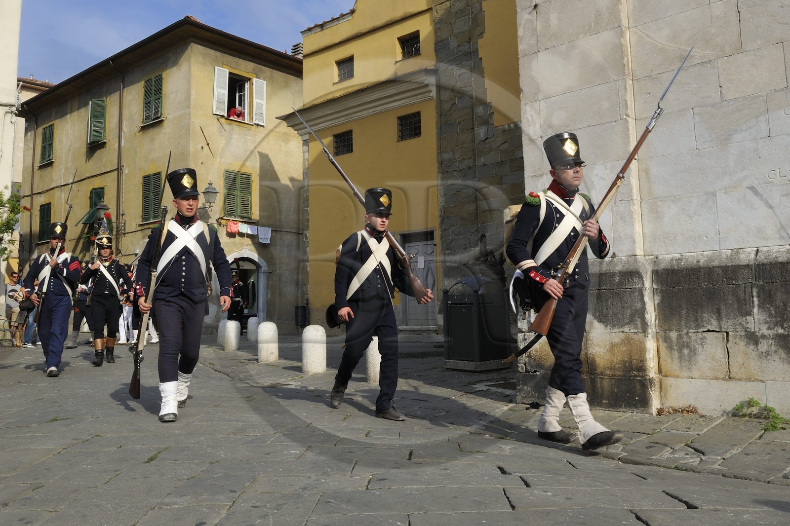 Italie, Ligurie, Sarzana, Napoleon Festival, soldats français de la Grande Armée du 9ème Régiment d'Infanterie légère patrouillant dans les rues