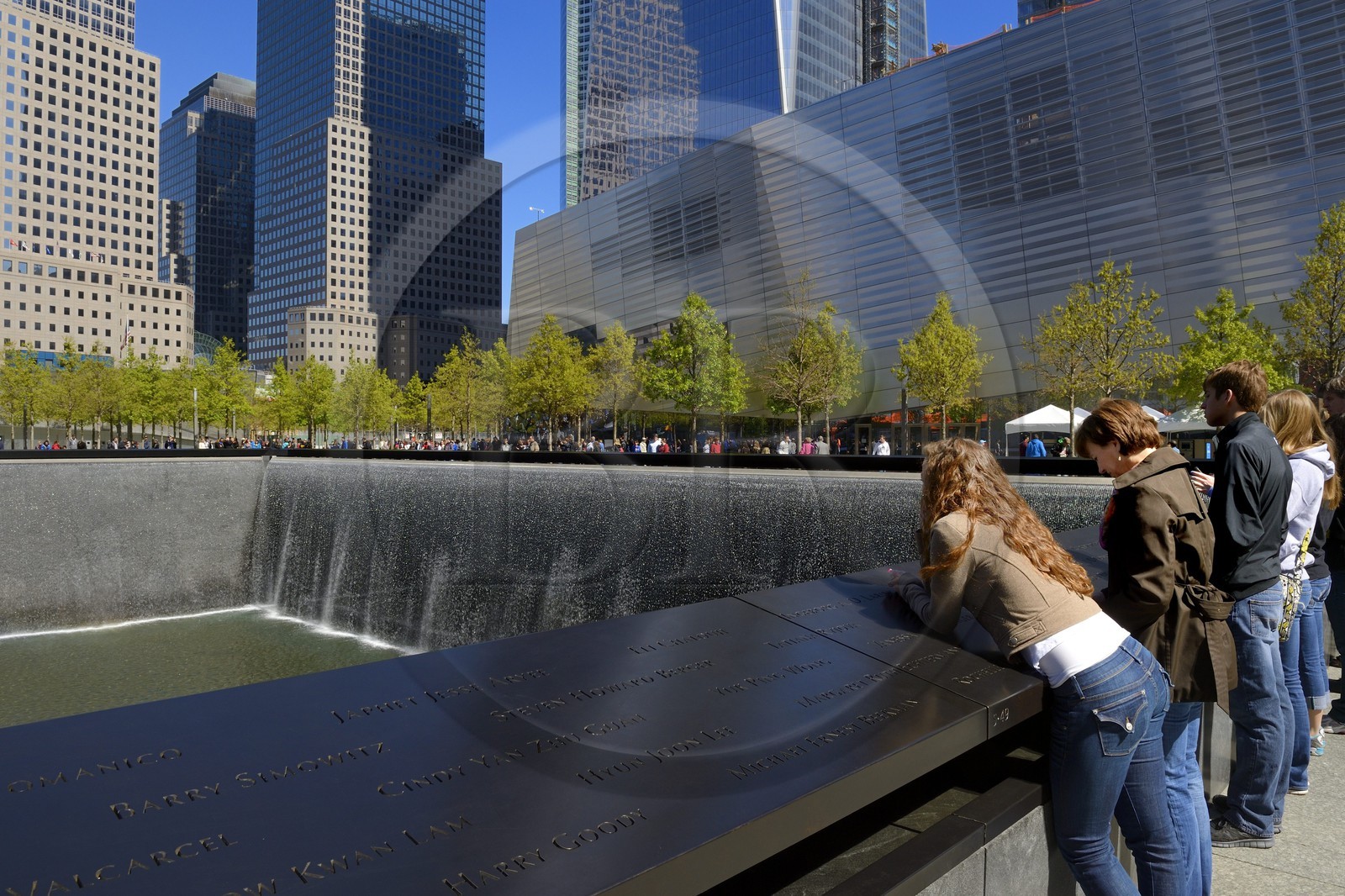 Etats-Unis, New York, Manhattan, 9 11 Memorial dessiné par l'architecte israélien Michael Arad qui consiste en une forêt d'arbres autour de deux étendues d'eau carrées avec deux grands trous en leur centre à l'endroit précis où se tenaient les deux tours et les noms gravés de victimes