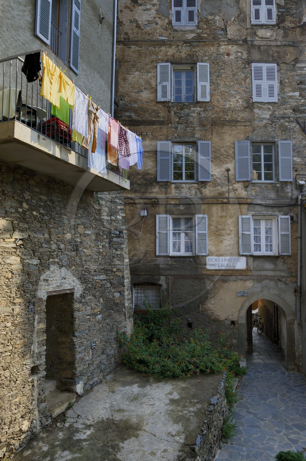 France, Haute-Corse (2B), région de la Casinca en Castagniccia, village peché de Vescovato, curieux panneau du passé qui annoncait la présence de la Gendarmerie Impériale dans cet immeuble