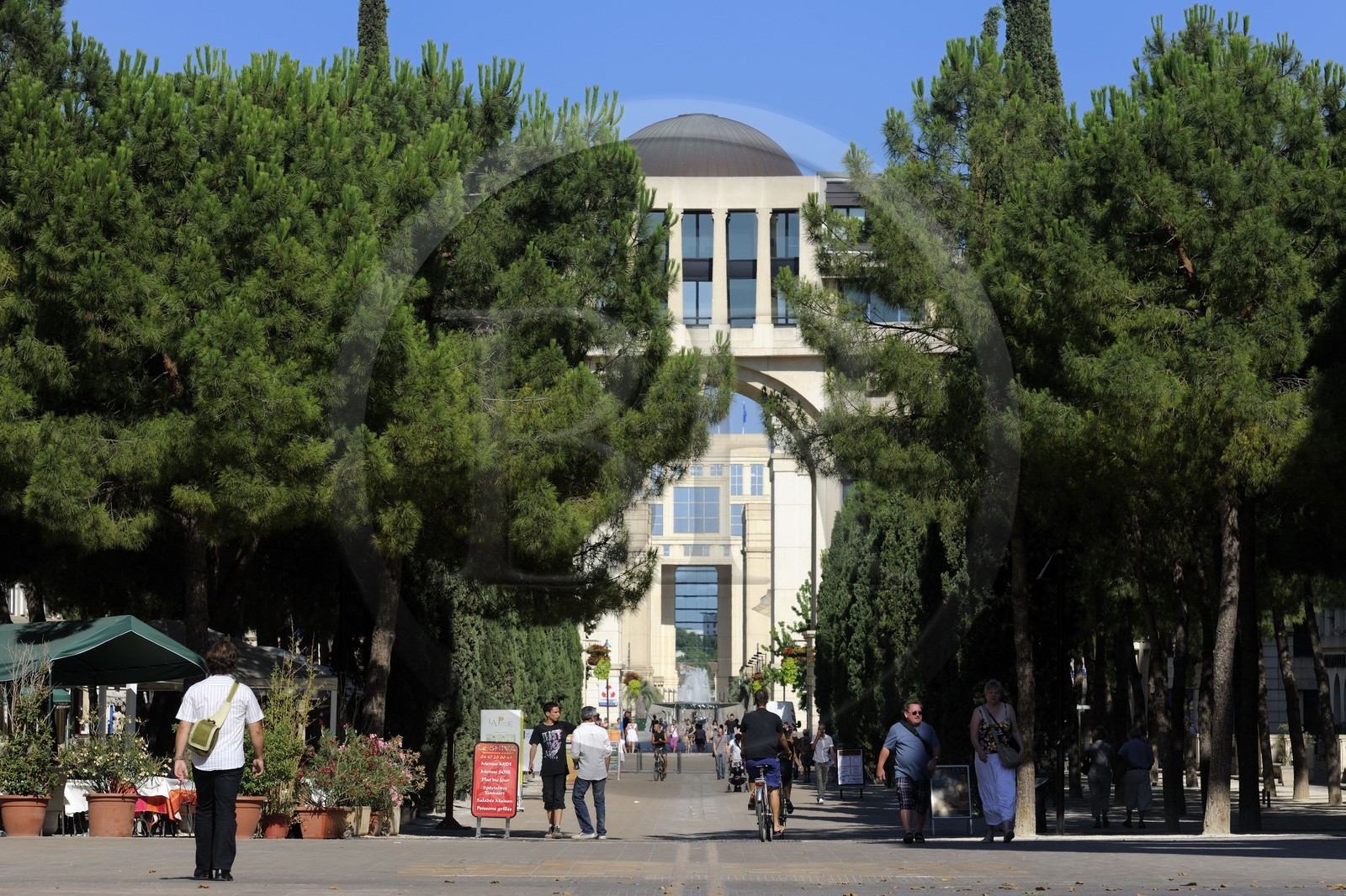 France, Hérault (34), Montpellier, quartier Antigone de l'architecte Ricardo Bofill, place du Millénaire, un axe piéton relie cette place au Lez vers l'est et au centre historique à l'ouest