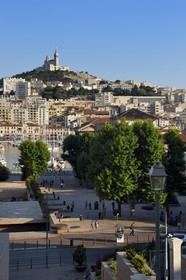 France, Bouches-du-Rhône (13), Marseille, place du Mazeau qui amène au Vieux Port et Notre-Dame de la Garde