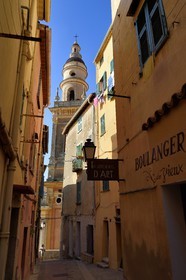France, Alpes-Maritimes (06), Menton, la vieille ville, le clocher de la basilique Saint-Michel et la rue du Vieux-Chateau