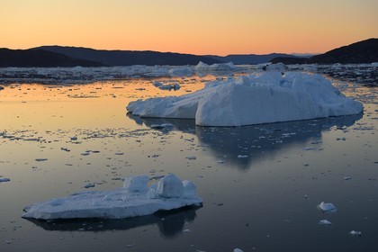 Groenland, cote ouest, baie de Disko, icebergs dans la baie de Quervain au crépuscule