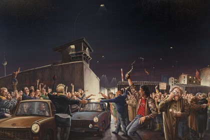 Allemagne, Berlin, Checkpoint Charlie Museum (Haus am Checkpoint Charlie or Mauermuseum), peinture représentant la nuit du 9 novembre 1989 lors de la chute du mur