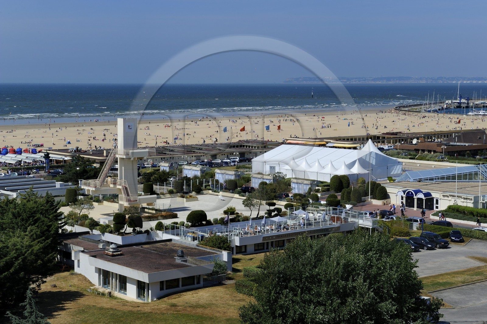 France, Calvados (14), Pays d'Auge, Deauville, le centre de Thalassotherapie et la plage