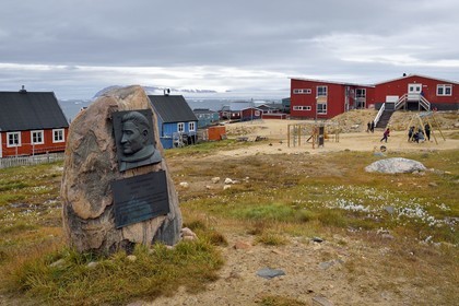 Groenland, cote Nord-Ouest, mer de Baffin, Qaanaaq ou Nouvelle Thule, pierre commémorative avec bas-relief du prêtre Gustav Olsen qui baptisa les derniers non-chrétiens de Thulé