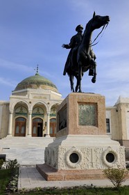 Turquie, Anatolie centrale, Ankara, la statue équestre de Atatürk devant le musée ethnographique
