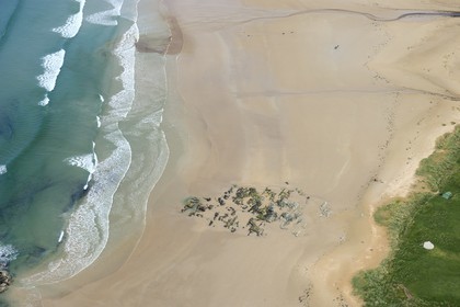 Royaume-Uni, Ecosse, Hébrides intérieures, Ile de Islay, campeurs sur la plage de Kintra dans Laggan Bay (vue aérienne)