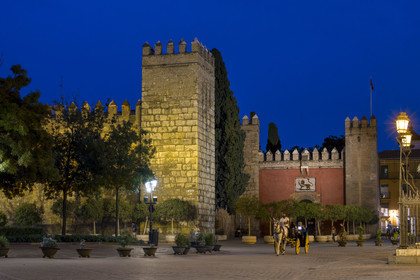 Espagne, Andalousie, Séville, Alcazar de Séville (Reales Alcazares de Sevilla), classé Patrimoine Mondial de l'UNESCO, la muraille extérieure, calèche devant la porte du Lion