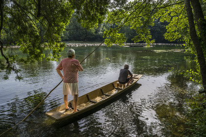 France, Vaucluse (84), L'Isle-sur-la-Sorgue, Alain Pretot membre de la confrérie des pêcheurs les Pescaïres de la Sorgue naviguant sur la Sorgue sur une barque à fond plat appelée Nègo Chin