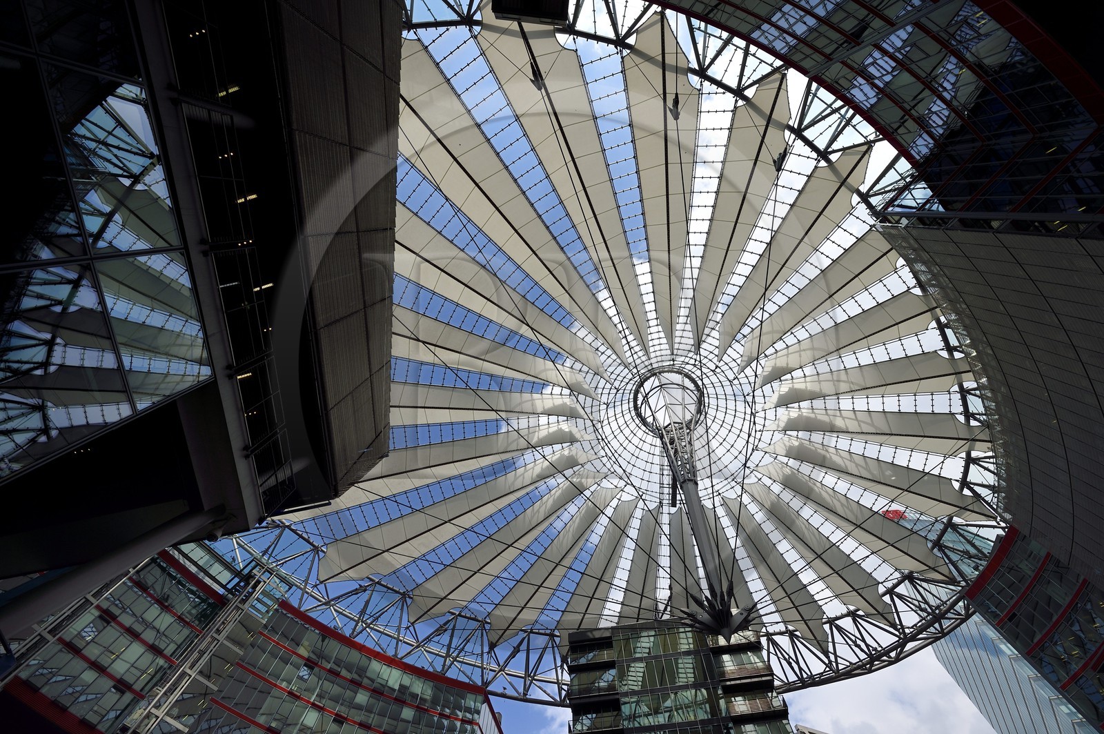 Allemagne, Berlin, Potsdamer Platz, Sony Centre du nouveau forum recouvert par une coupole en verre de l'architecte Helmut Jahn Allemagne, Berlin, Potsdamer Platz, Sony Centre du nouveau forum recouvert par une coupole en verre de l'architecte Helmut Jahn