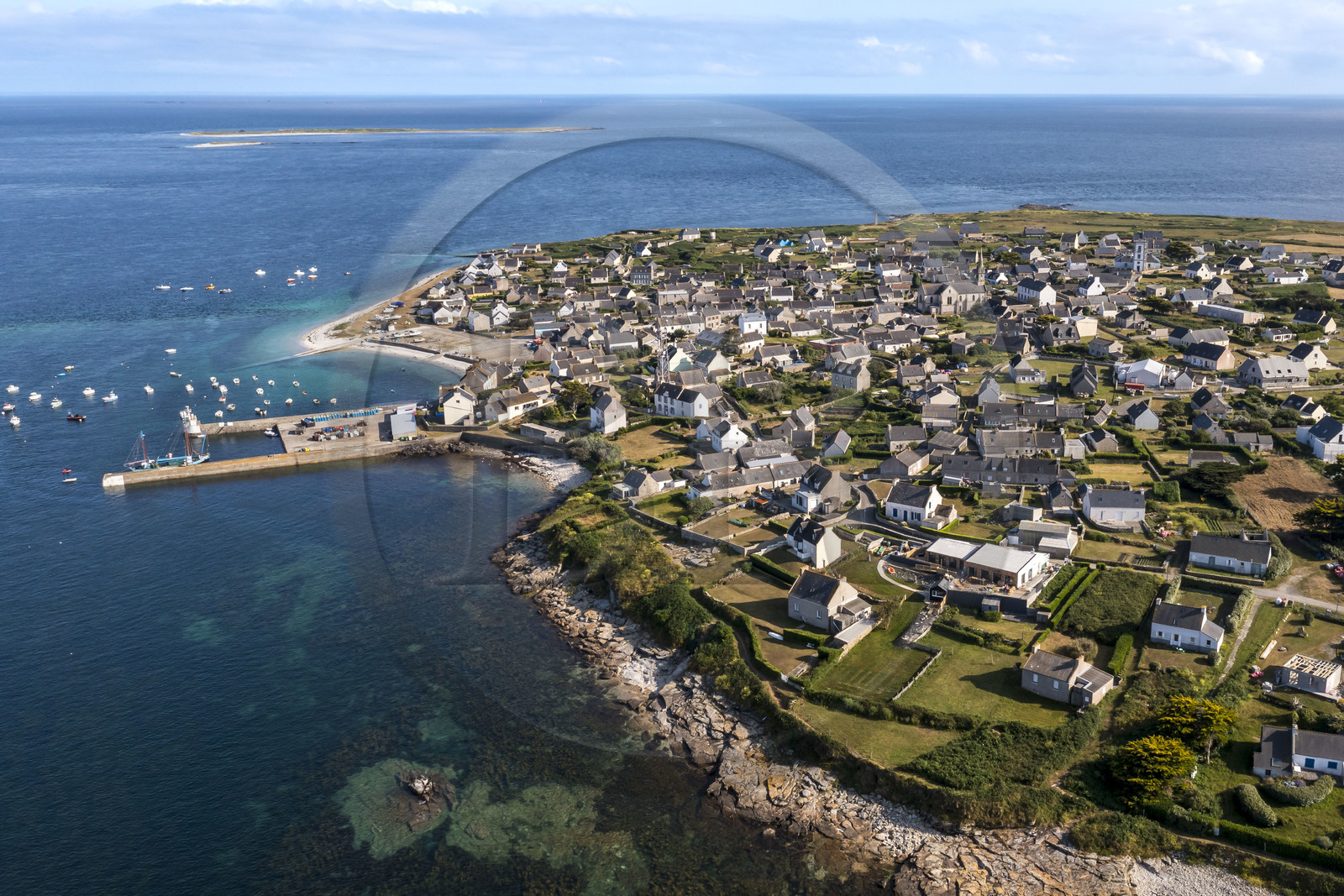 France, Finistère (29), Mer d'Iroise, archipel de Molène, Ile de Molène, le bourg et le port traditionnel (vue aérienne)