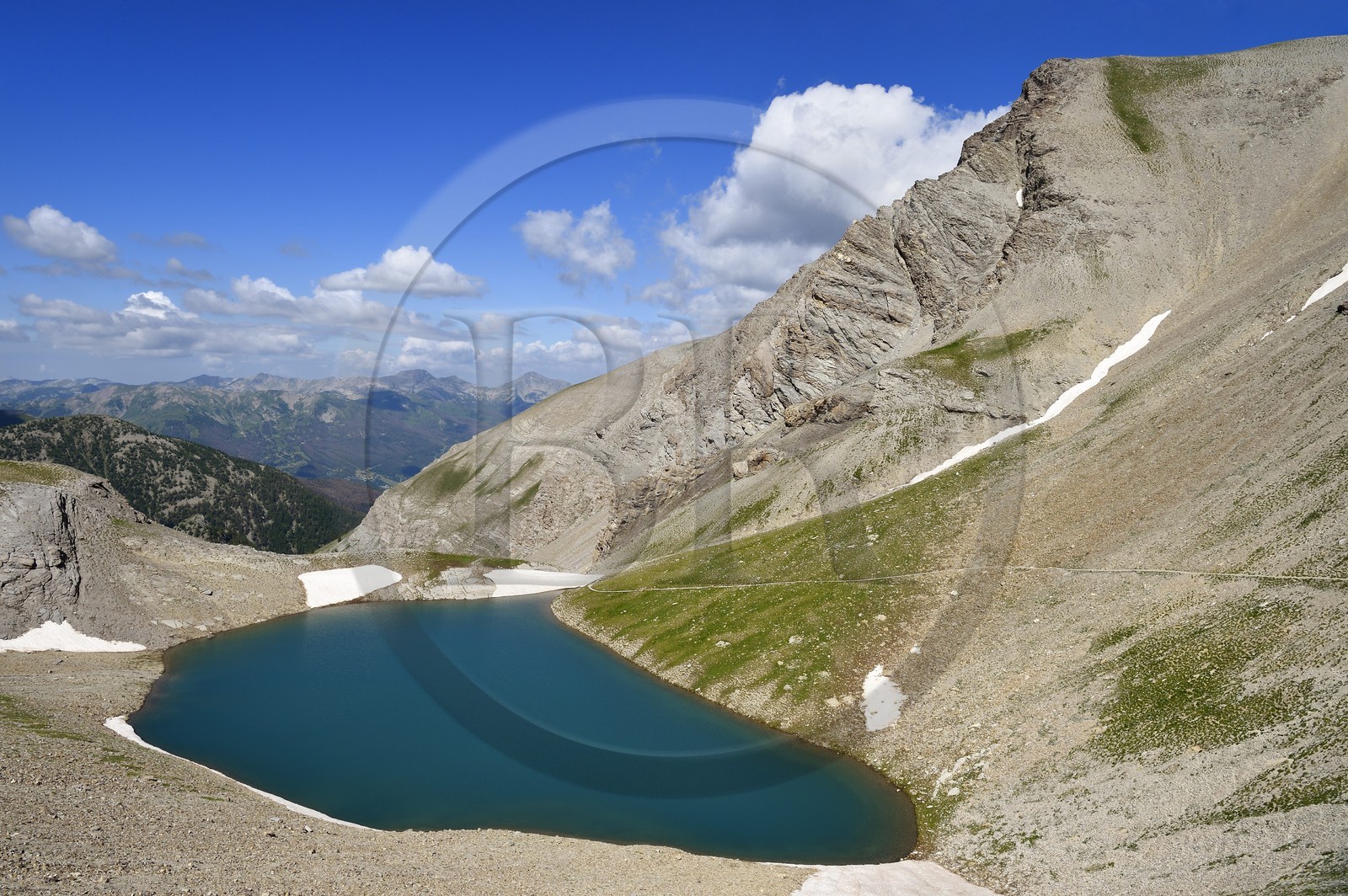 France, Alpes-de-Haute-Provence (04), Uvernet-Fours, parc national du Mercantour, vallée de l'Ubaye, lac de la Petite Cayolle, la vallée du Verdon en arrière plan