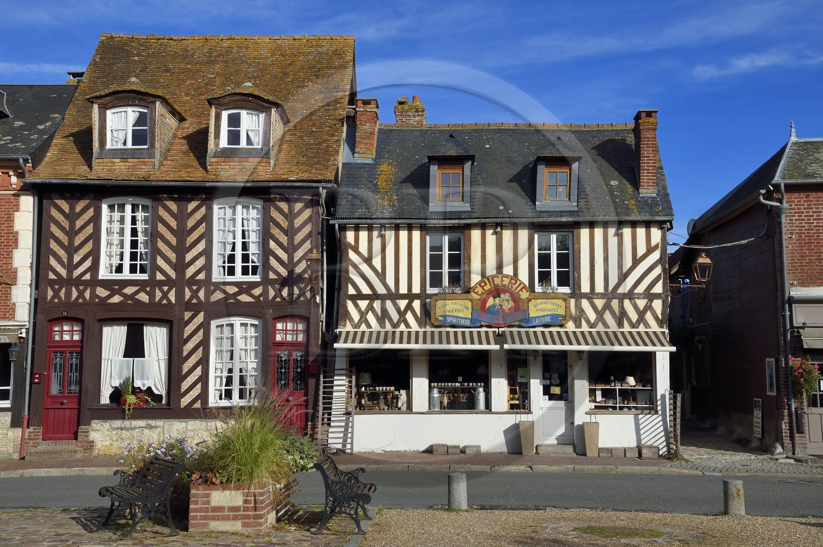 France, Calvados (14), Pays d' Auge, Beuvron-en-Auge, labellisé Les Plus Beaux Villages de France, maisons à pans de bois dans la rue principale, épicerie
