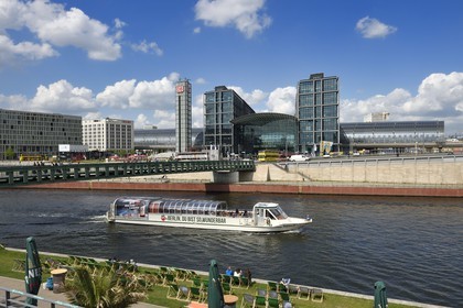 Allemagne, Berlin, Hauptbahnhof, la gare principale Hauptbahnhof conçue par l'architecte Meinhard von Gerkan et les berges de la Spree
