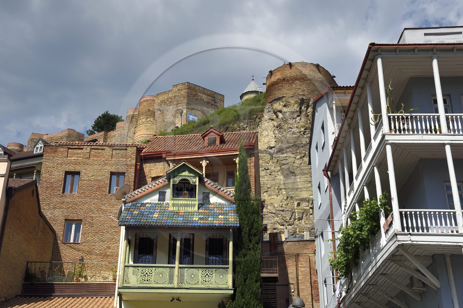 Géorgie, Tbilissi, vieille ville, quartier de Abanotoubani, la forteresse de Narikala (IVème siècle) en arrière plan