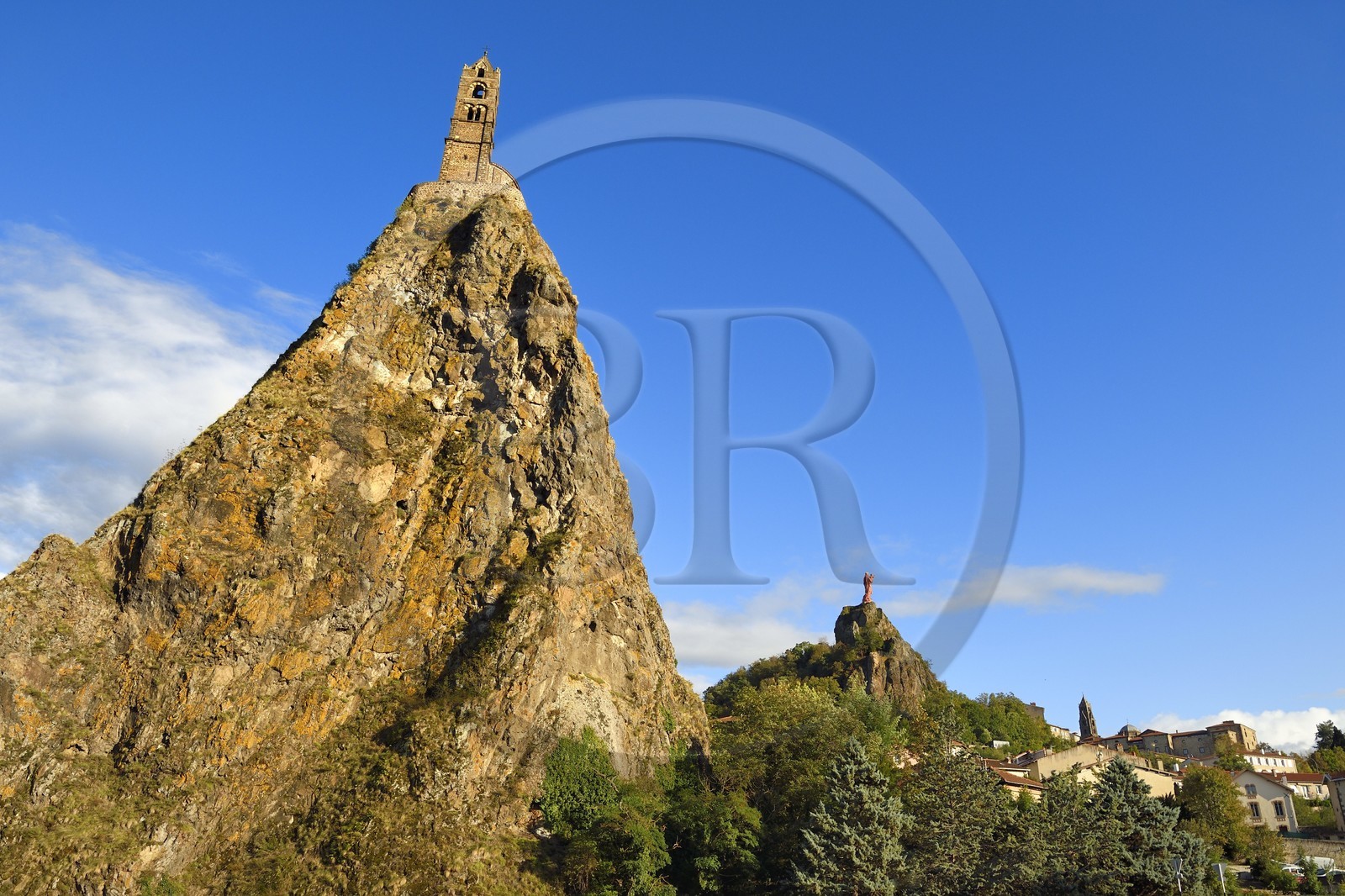 France, Haute-Loire (43), Le Puy-en-Velay, étape classée Patrimoine Mondial de l'UNESCO dans le cadre des chemins de Compostelle, vue sur la ville avec la Chapelle Saint-Michel d'Aiguilhe perchée sur un piton volcanique au premier plan, la statue Notre Dame de France (de 1860) sur le Rocher Corneille surplombant la cathédrale Notre Dame de l'Annonciation du XIIe siècle en arrière plan