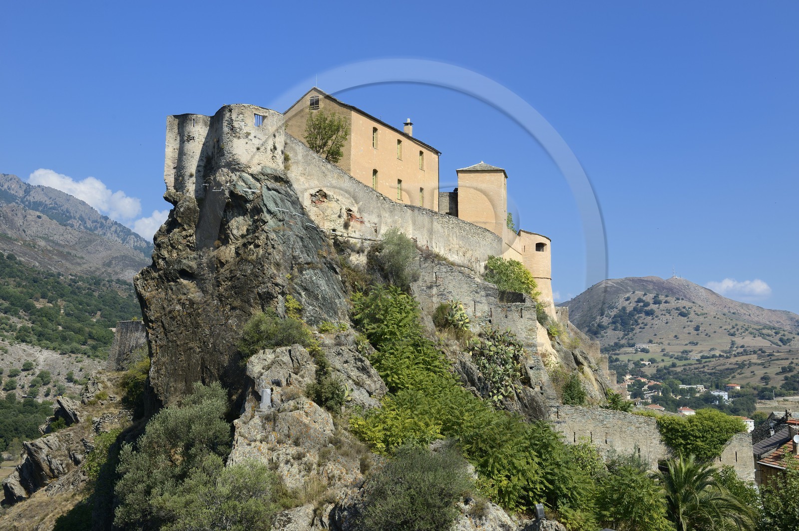 France, Haute-Corse (2B), Corte, la citadelle du XVe siècle domine la ville, vue depuis le belvédère sur le Nid d'Aigle