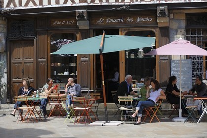France, Côte d'Or (21), Dijon, terrasse de café d'une maison à colombage à l'angle de la rue Vauban et de la rue Amiral-Roussin