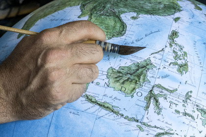 France, Charente (16), Cognac, globe terrestre artisanal peint à l'aquarelle par Gabriel Gaborel créateur de OrbisTerrae