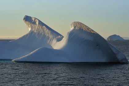 Groenland, cote Nord-Ouest, Murchison sund, iceberg au large de Kiatak (Northumberland Island)