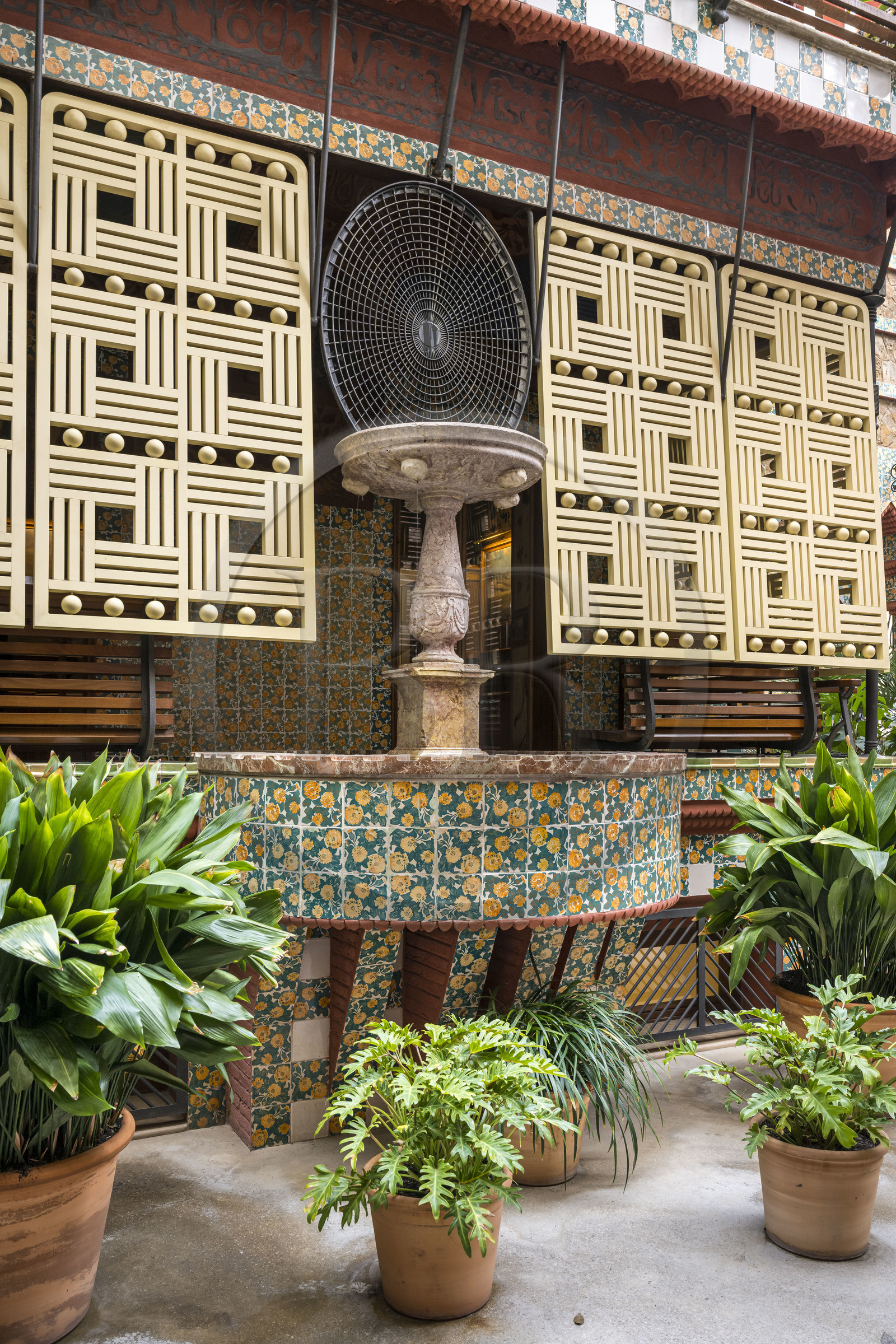Espagne, Catalogne, Barcelone, Casa Vicens (1883 - 1885) de l'architecte du modernisme catalan Antoni Gaudi, site classé au Patrimoine Mondial de l'UNESCO, fenêtre en saillie donnant sur le jardin et fermée par des jalousies en bois japonisantes