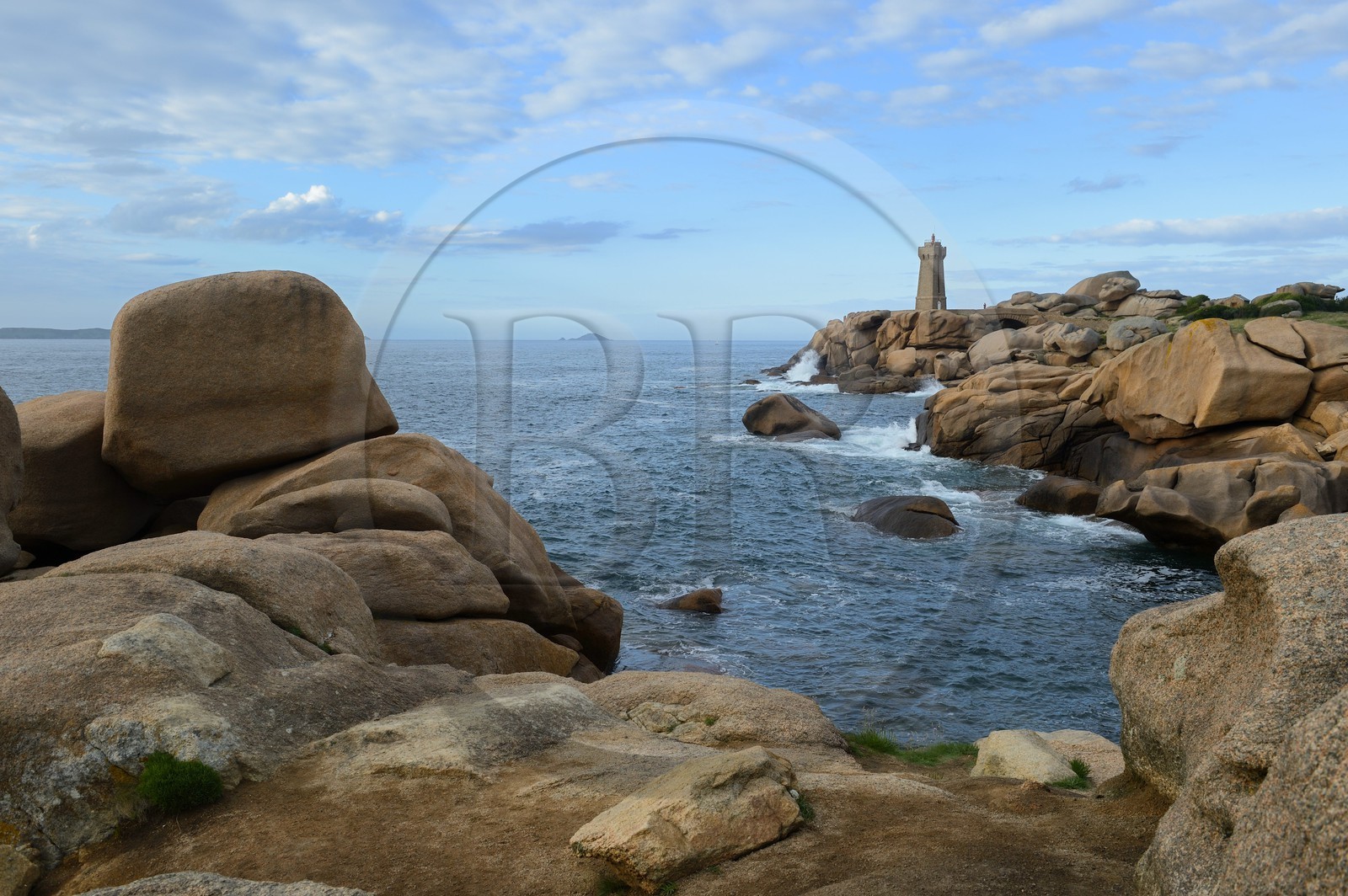 France, Côtes-d'Armor (22), Côte de Granit Rose, Perros-Guirec, Ploumanac'h, la pointe de Squewel et le phare de Mean Ruz