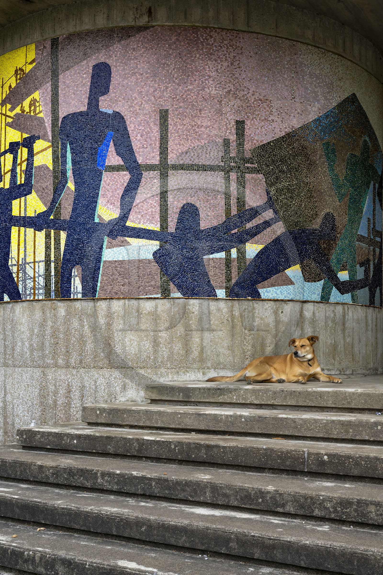 France, Loire-Atlantique (44), Saint-Nazaire, l’église Sainte-Anne datant de la reconstruction de la ville, une des deux mosaïques représentant le travail des ouvriers des chantiers navals nazairiens dessinée par l'affichiste Paul Colin et réalisée par les ateliers Jean Barillet