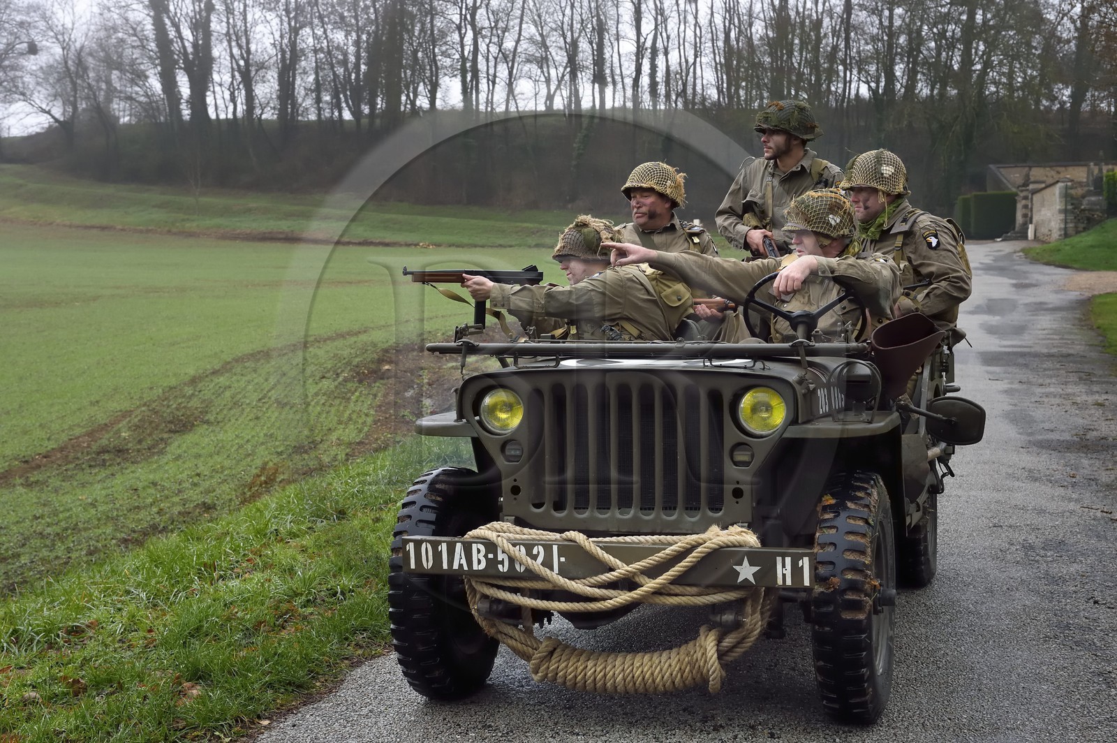 France, Eure (27), Sainte-Colombe-prés-Vernon, Allied Reconstitution Group (association de reconstitution historique de la 2éme Guerre Mondiale américain et Maquis), reconstitueurs en uniforme de la 101e division aéroportée US progressant en jeep Willys
