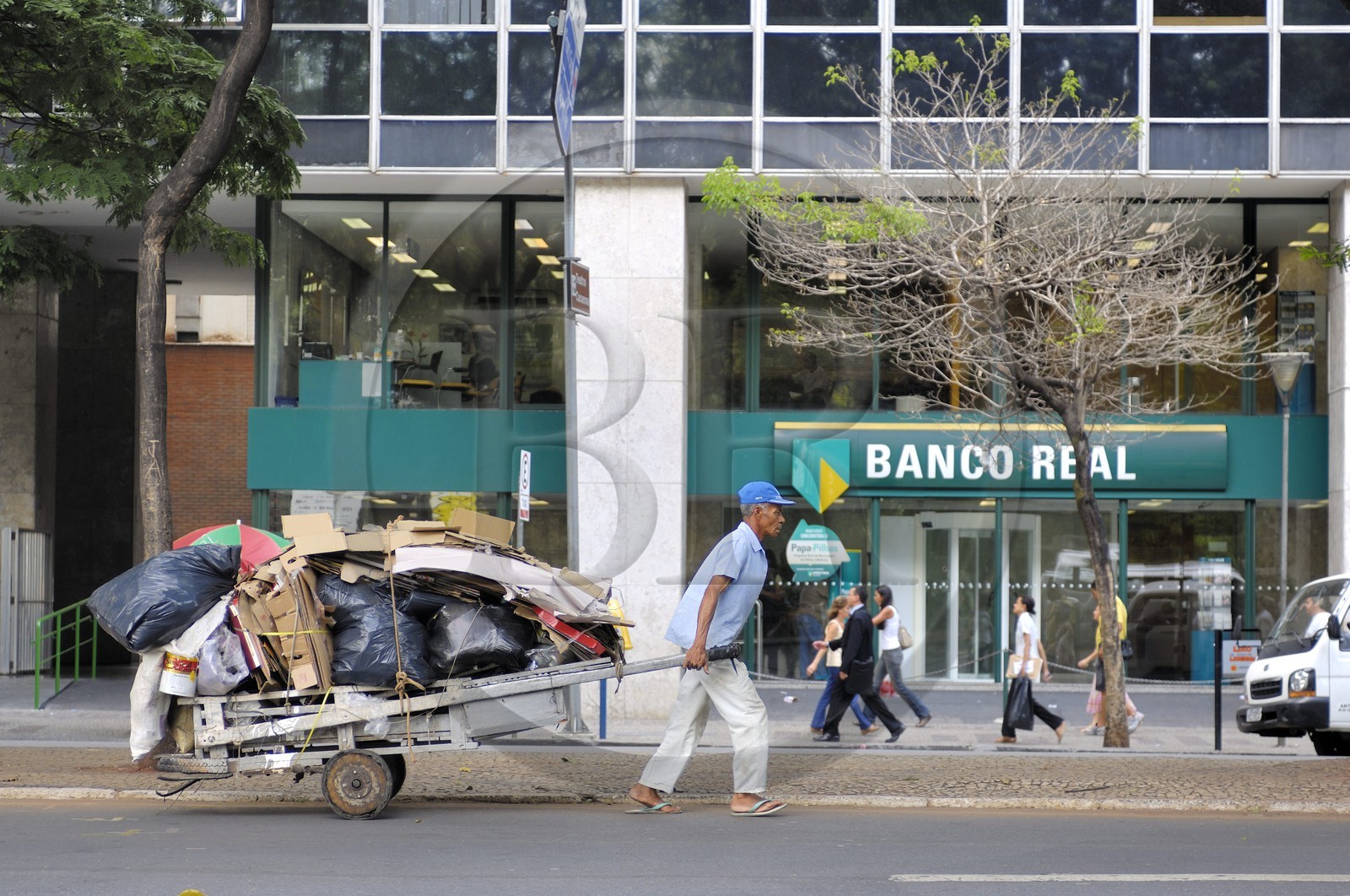Brésil, Etat du Minas Gerais, Belo Horizonte, contraste entre pauvreté et richesse