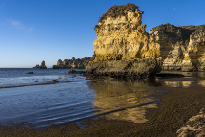Portugal, Algarve, Lagos, la plage de Praia Dona Ana bordée par des falaises escarpées