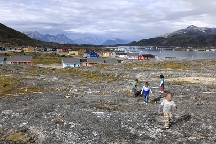 Groenland, ville de Nanortalik, jeux d'enfants Inuit