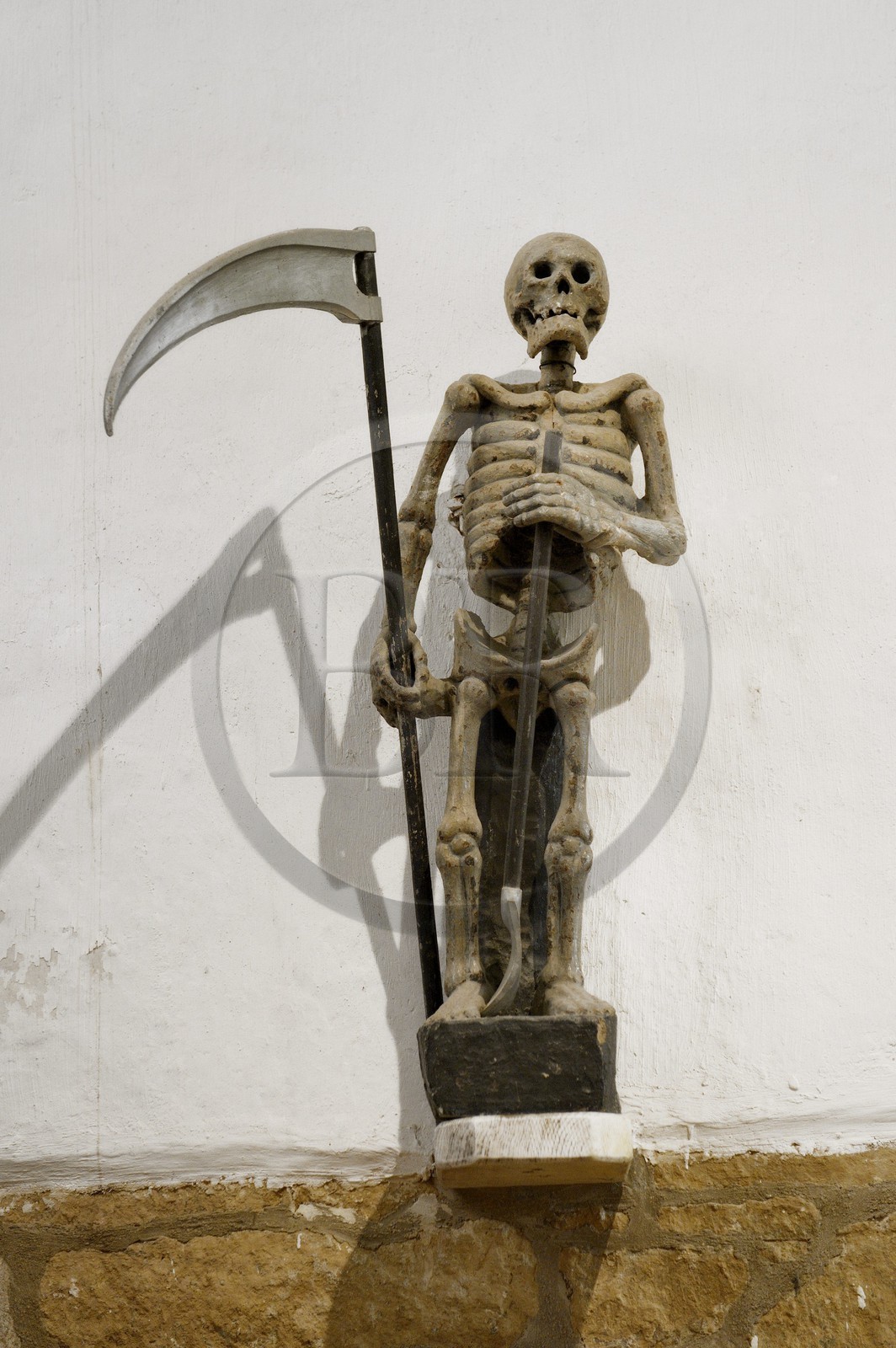 France, Côtes-d'Armor (22), Ploumilliau, église Saint Milliau, la statue de l'Ankou (personnification de la Mort en Basse-Bretagne) considéré comme la seule statue de ce type subsistant aujourd'hui et présente dans une église
