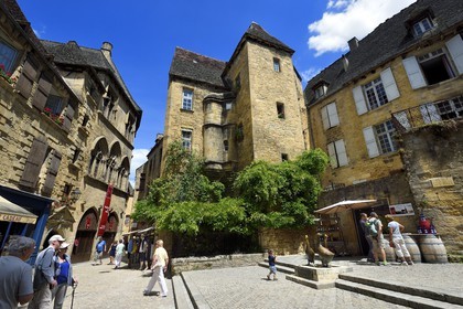 France, Dordogne, Perigord Noir, Dordogne valley, Sarlat la Caneda, Goose Market Place, geese statue by Lalanne, in the background the Hotel de Vassal of the fifteenth century