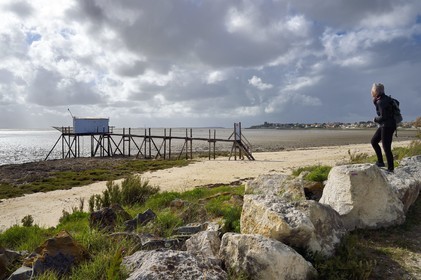 France, Charente-Maritime (17), Fouras, plage de l'Espérance découverte par la marée et cabanes à carrelets, le fort de Fouras fortifié par Vauban en 1672 en arrière plan