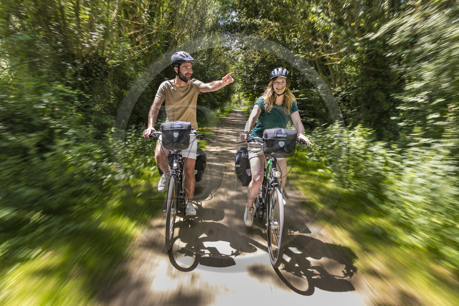 France, Deux-Sèvres (79), le Marais Poitevin, la Venise Verte, Sansais, bicycle journey on the Vélo Francette cycle path, bike with a trailer carrying camping equipment