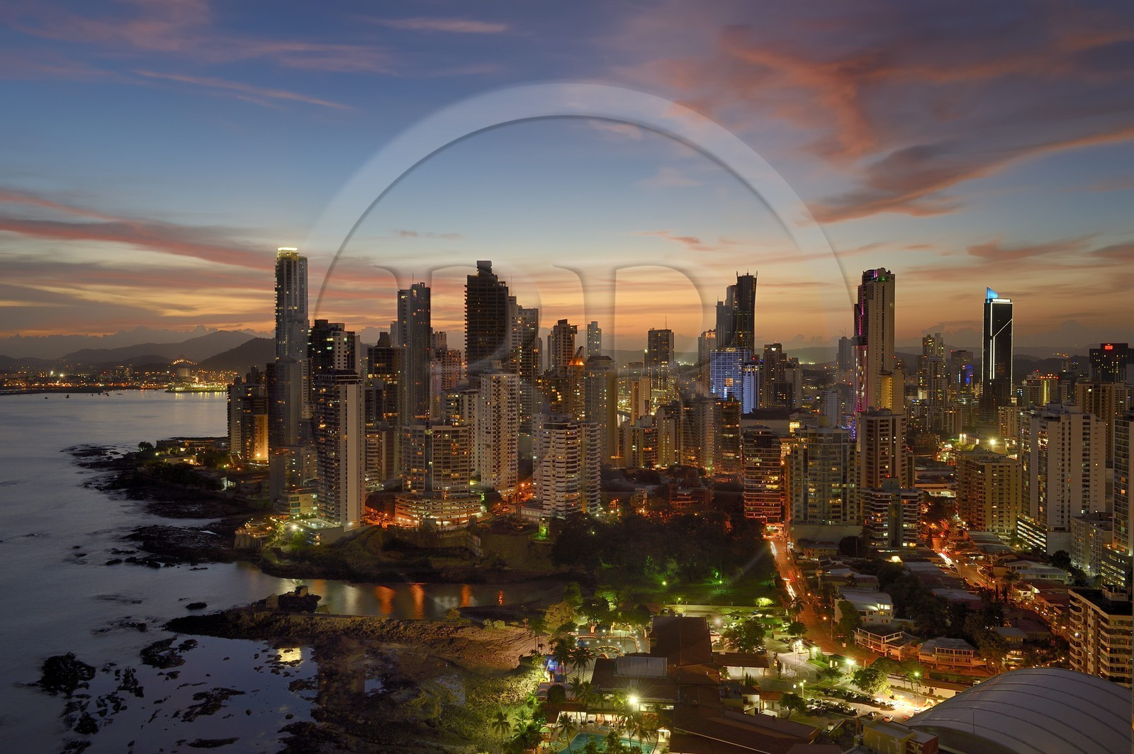 Panama, Panama City, les gratte-ciels du quartier de front de mer de Punta Paitillia après le coucher de soleil Panama, Panama City, les gratte-ciels du quartier de front de mer de Punta Paitillia après le coucher de soleil