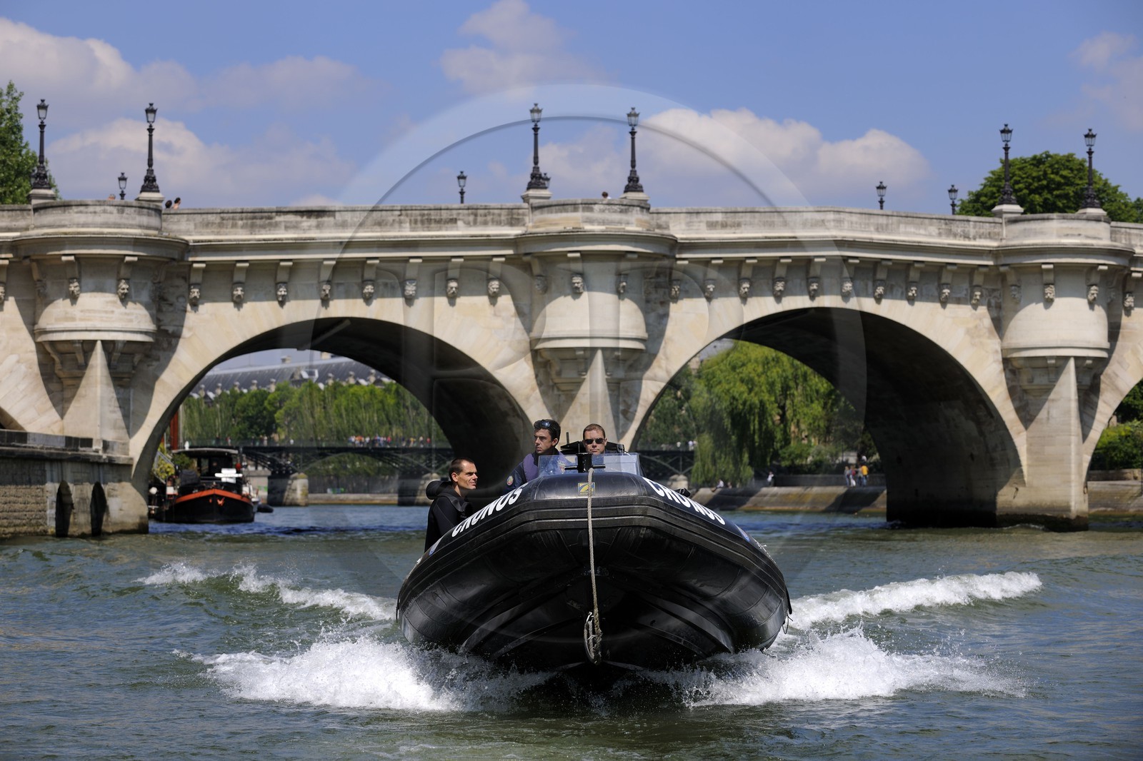 France, Paris (75), la brigade fluviale de la préfecture de Police en patrouille sur la Seine devant le Pont Neuf
