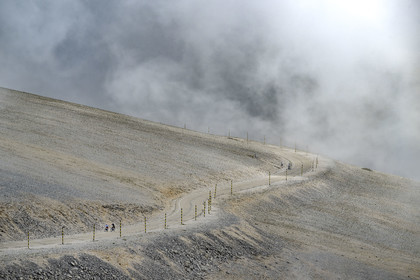 France, Vaucluse (84), Parc Naturel Régional du Mont Ventoux, Bedoin, ascension à vélo du Mont Ventoux par la route D974 sur le versant sud vers le sommet