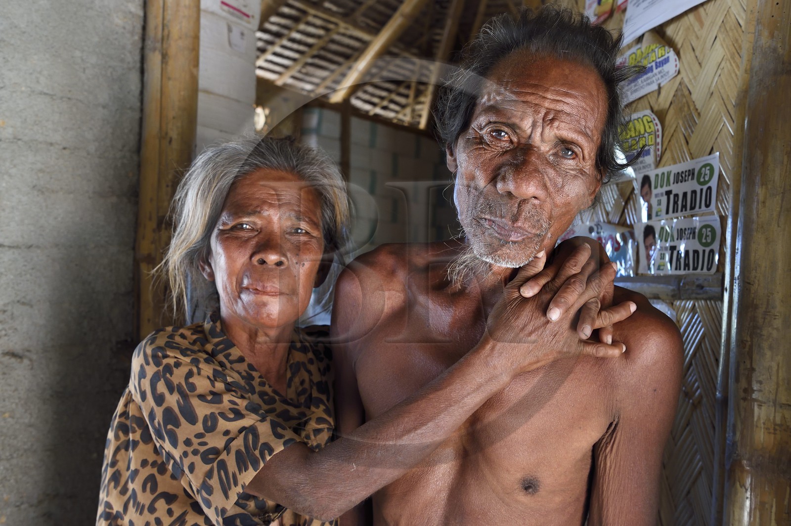 Philippines, Calamian Islands dans le nord de Palawan, Uson Island dans la baie de Coron, village de Barangay Lajala, le couple de plongeur-cueilleur d'algues Lilia et Danilo Magahon du groupe ethnique des Tagbanua