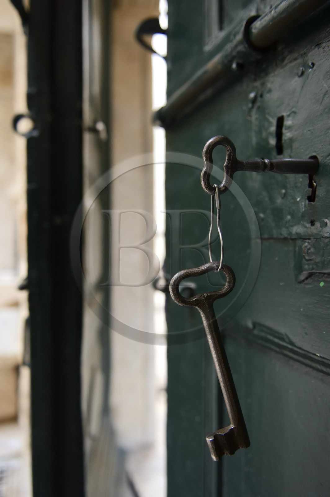 Croatie, Dalmatie, côte dalmate, Trogir, centre historique classé Patrimoine Mondial de l'UNESCO, Couvent bénédictin St Nicolas, les clefs de la porte du couvent