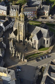 France, Finistère (29), étape sur le chemin de Saint Jacques de Compostelle, Saint-Thegonnec, le calvaire devant l'église dans l'enclos paroissial (vue aérienne)