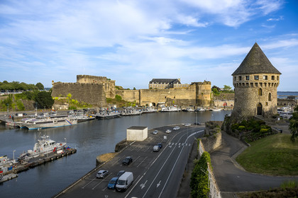 France, Finistère (29), Brest, l'arsenal, le port militaire est une base navale de la Marine nationale surplombé par le château qui abrite le musée national de la Marine à l'embouchure de la rivière Penfeld et la Tour de la Motte-Tanguy