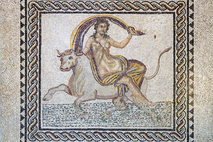France, Bouches-du-Rhône (13), Arles, musée départemental Arles antique, mosaïque de l'Enlèvement d'Europe (fin IIe siècle - début du IIIe siècle) qui est le pavement d'une riche maison de ville romaine découverte sur le site avenue de Camargue dans le quartier de Trinquetaille sur la rive droite du Rhone