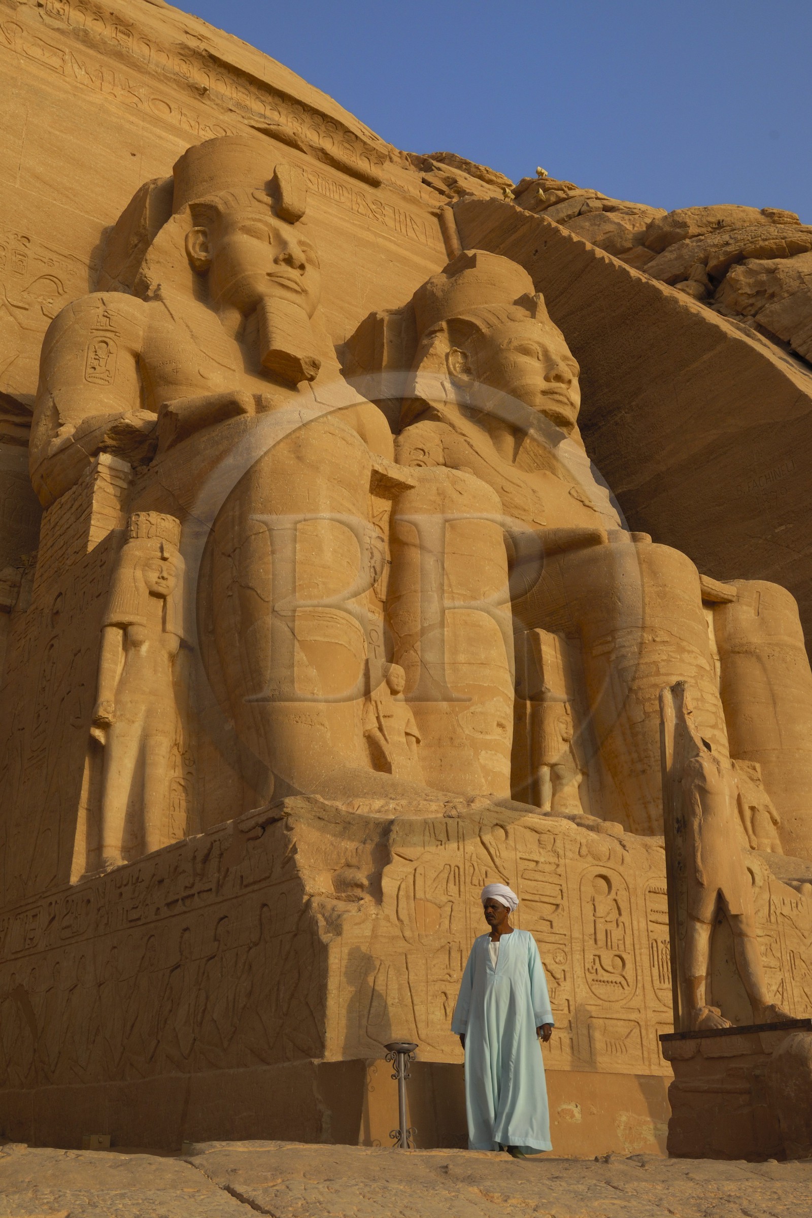 Egypte,  Lac Nasser, Abou Simbel, le gardien devant le Grand Temple de Ramses II