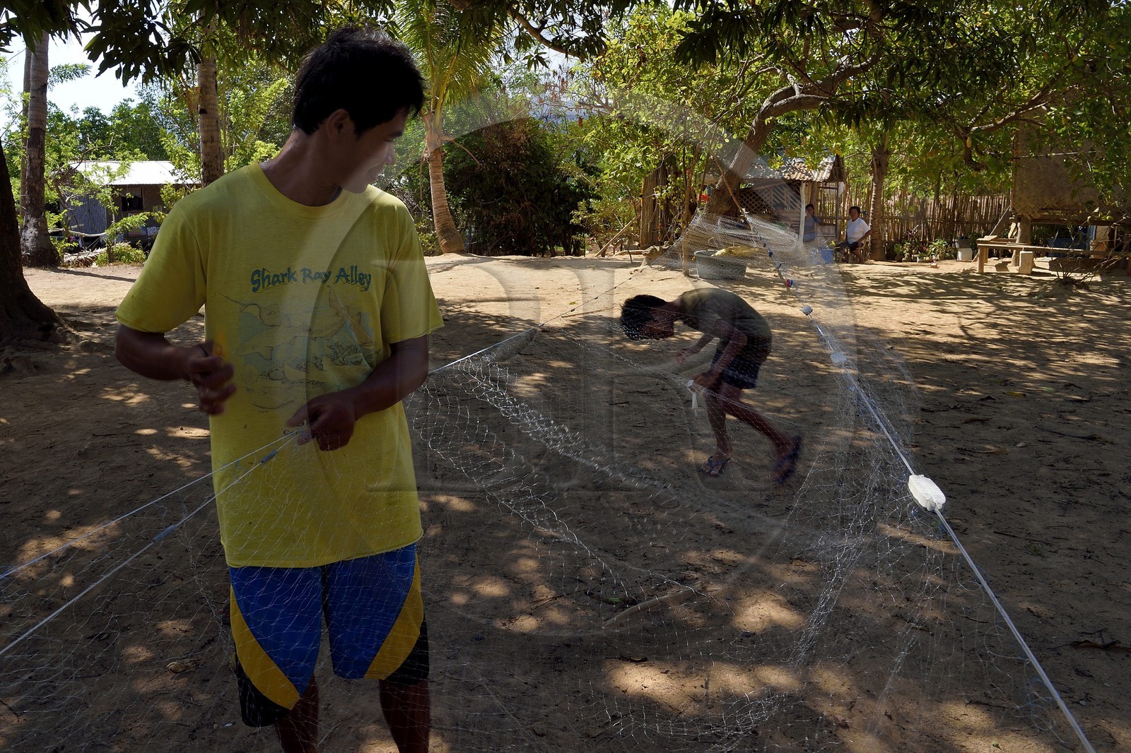 Philippines, Calamian Islands dans le nord de Palawan, Uson Island dans la baie de Coron, village de Barangay Lajala, réparation des filets dans le quartier des pêcheurs