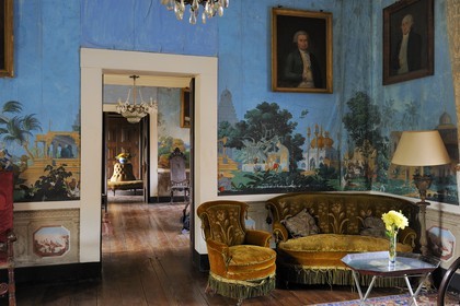 Portugal, région du Minho, Guimaraes, la Casa de Sezim, maison vinicole et d'hôtes, le salon décoré par le papier peint d'origine (vers 1850) de la manufacture Jean Zuber de Rixheim en Alsace