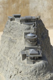 Israel, désert du Neguev, forteresse de Massada, classée Patrimoine Mondial de l'UNESCO, maquette du Palais suspendu d'Hérode dont la résidence privée s'étageait sur trois niveaux